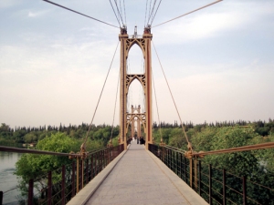 The Deir ez-Zor suspension bridge, built in 1927 by the French construction company Fougerolle.